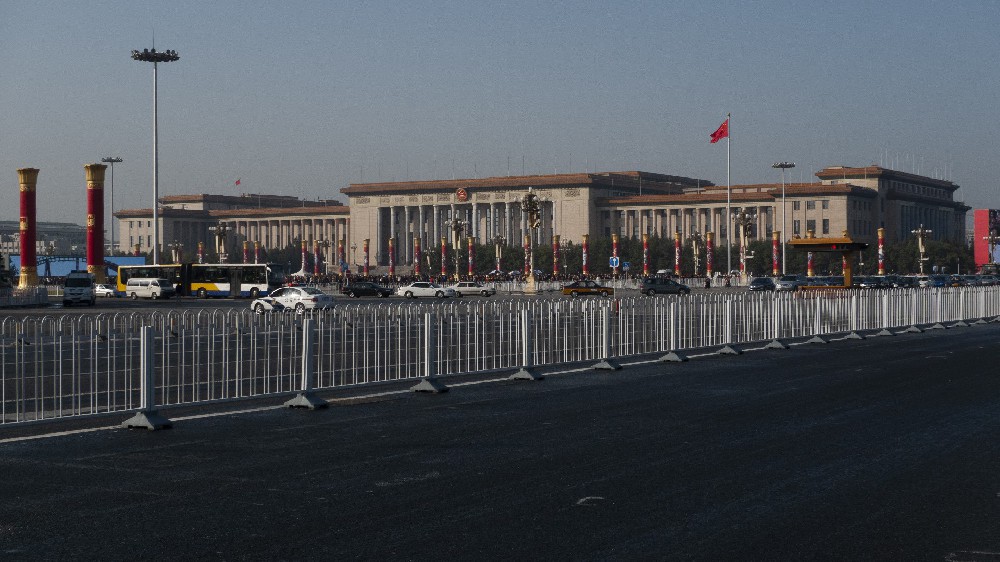 金屬護(hù)欄，晨虹守護(hù)：專為金屬護(hù)欄刷新維護(hù)打造的醇酸調(diào)和漆