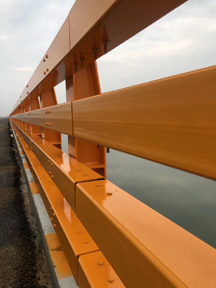 橋梁煥新顏，晨虹醇酸工業高光磁漆守護堅固之美